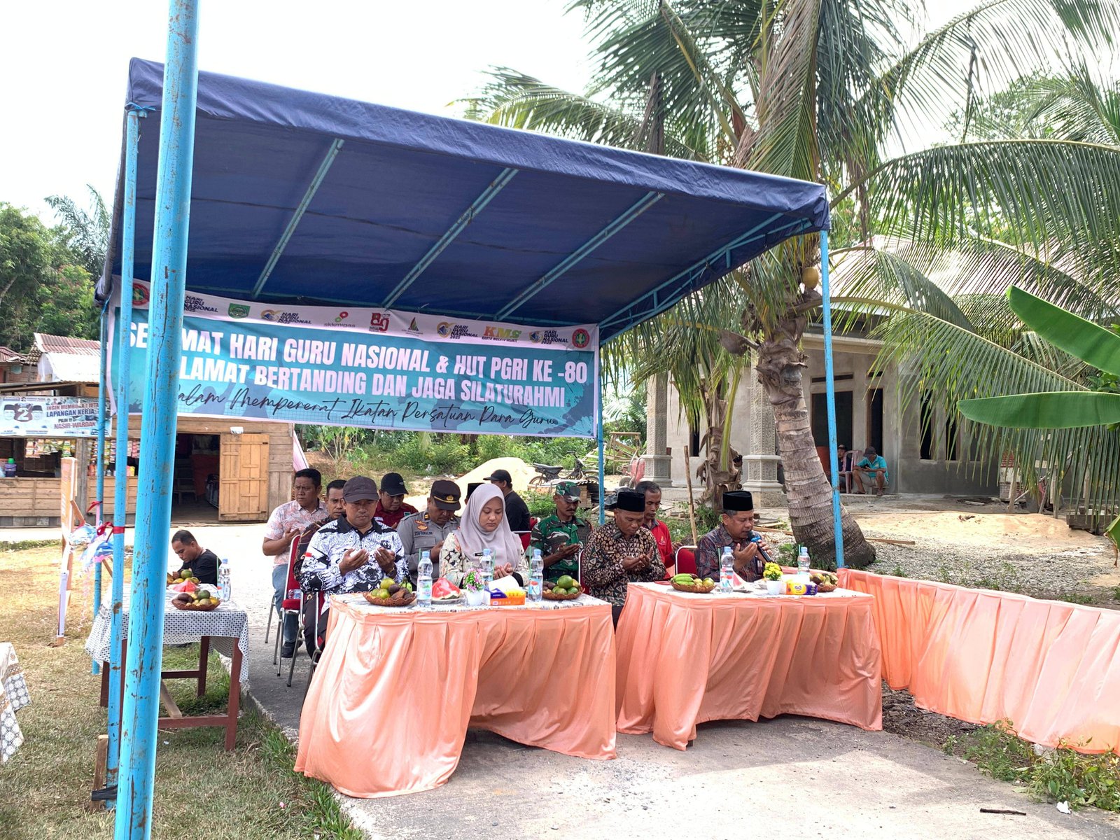 Ka. KUA Pendalian IV Koto Pimpin Doa Pada Pembukaan HUT Guru Nasional dan HUT PGRI ke-80 Tingkat Kecamatan
