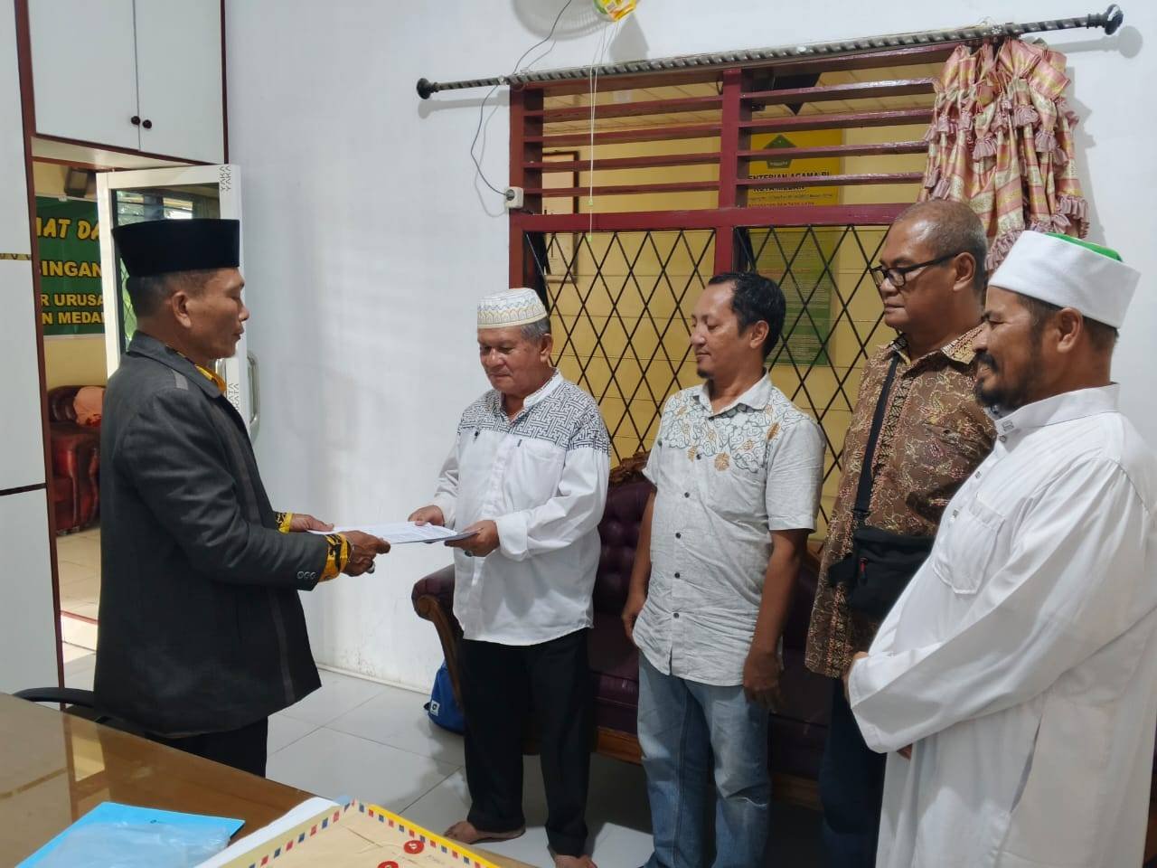 Jadikan Masjid Ramah Anak dan Musafir, Ka. KUA Medan Helvetia Serahkan SK BKM