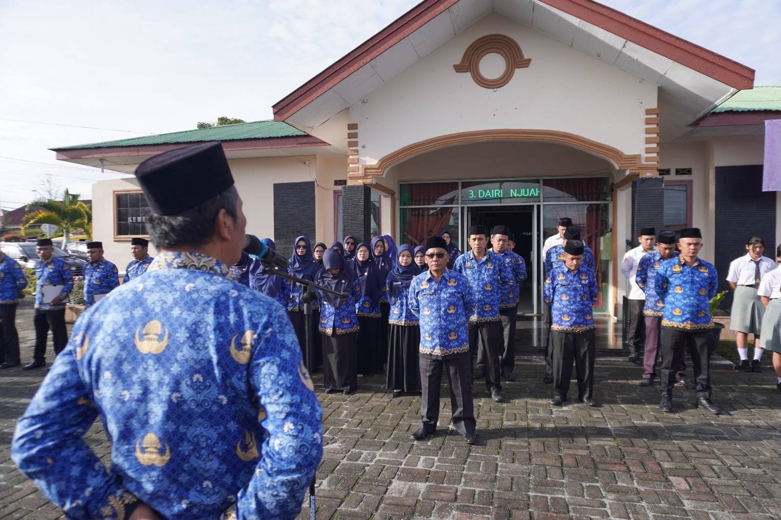Kepala KUA Tigalingga Komandan Upacara HKN di Kantor Kemenag Dairi