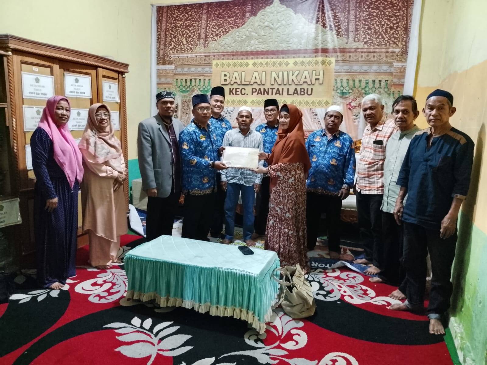 Kepala KUA Pantai Labu Kembali Serahkan Akta Ikrar Wakaf (AIW)