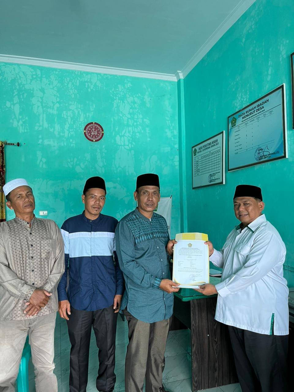 Perkuat Kelembagaan Umat, KUA Sei Kepayang Serahkan SK untuk Majlis Taklim Hidayah