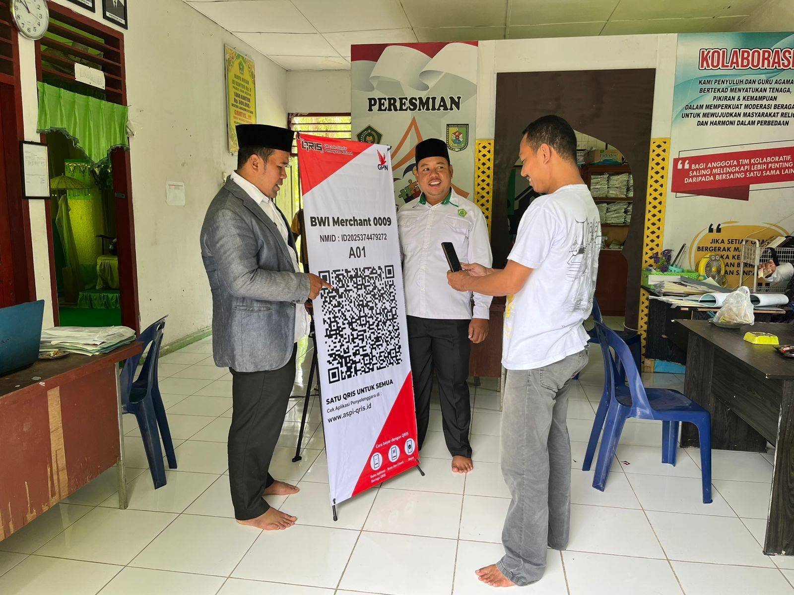 Warga Lakukan Pembayaran Wakaf Uang Melalui QRIS di KUA Bandar Khalifah