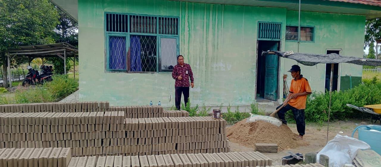 Kepala KUA Pasir Sakti Tinjau Produksi Batako Untuk Pembangunan Mushola Kantor
