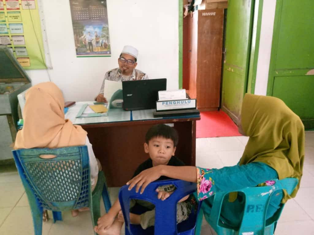 Penghulu KUA Sipispis Kolaborasi dengan Operator Proses Berkas Pendaftaran Nikah