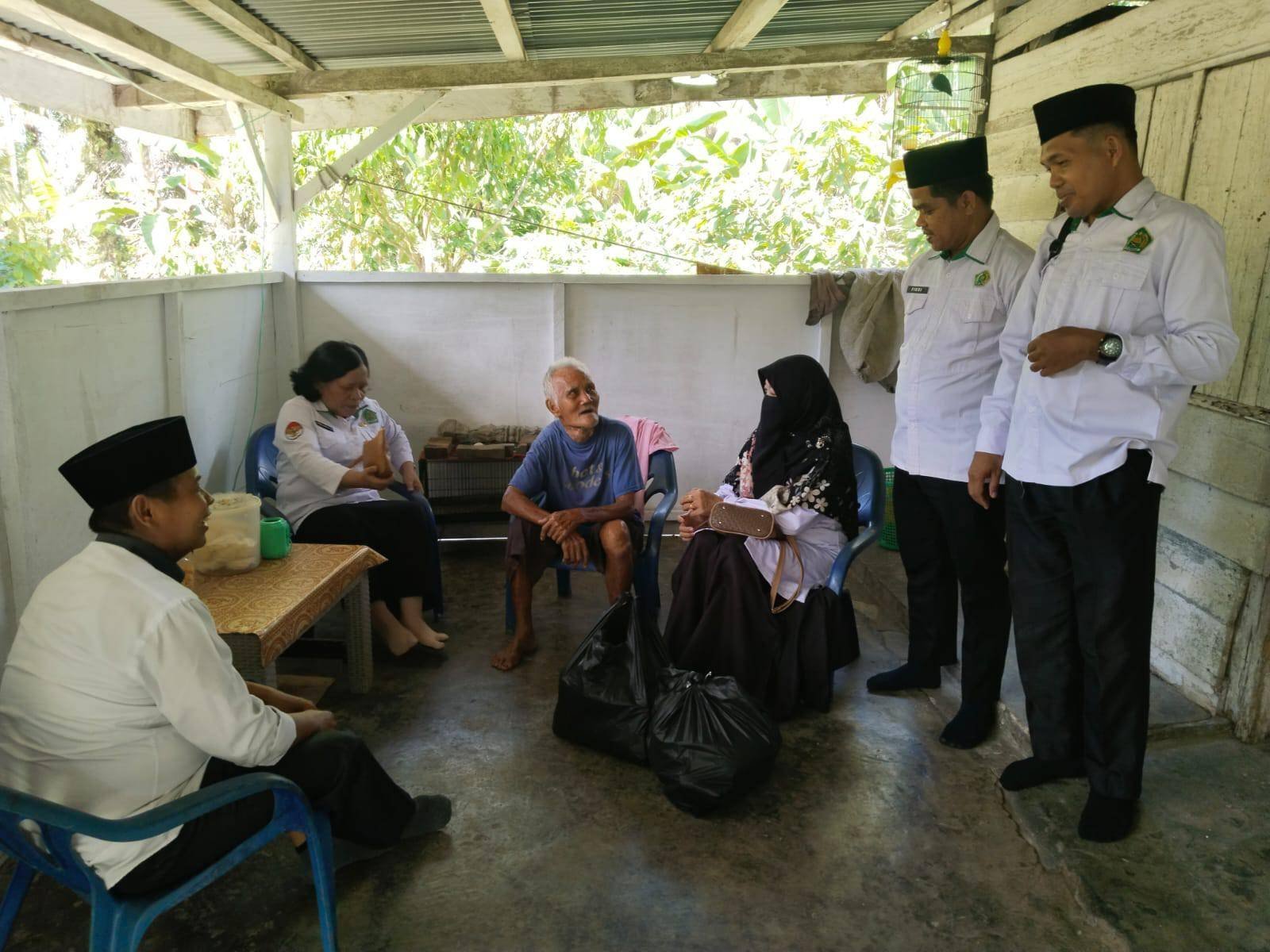 Program Berbagi KUA Seberida Perkuat Jaring Sosial Warga Rentan