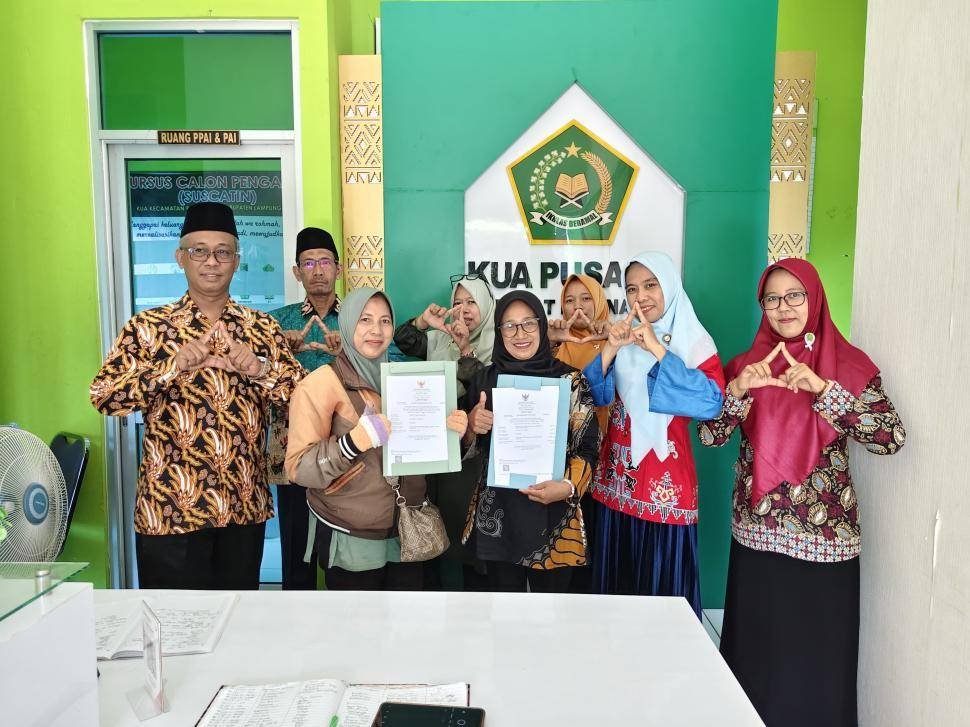 Produk UMKM Semakin Terjamin, KUA Batanghari Serahkan Sertifikat Halal