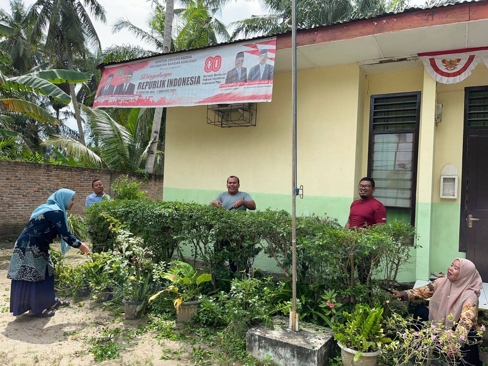 Pegawai KUA Bandar Khalifah Gelar Gotong Royong, Wujud Pengabdian terhadap Sarana Publik