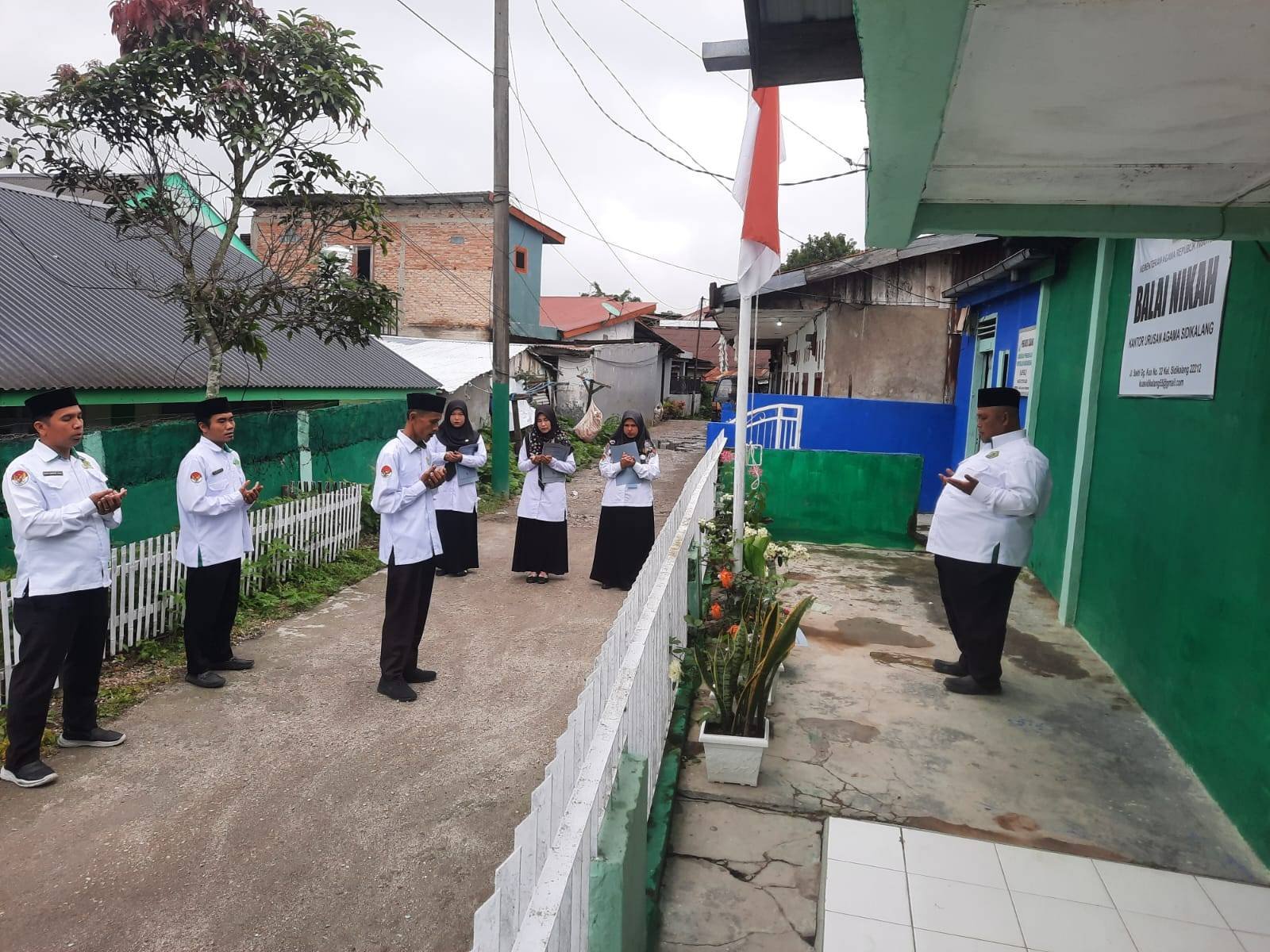 Jaga Kekompakan dan Layanan Terbaik, Pesan PAI PPPK dalam Apel Pagi KUA Sidikalang