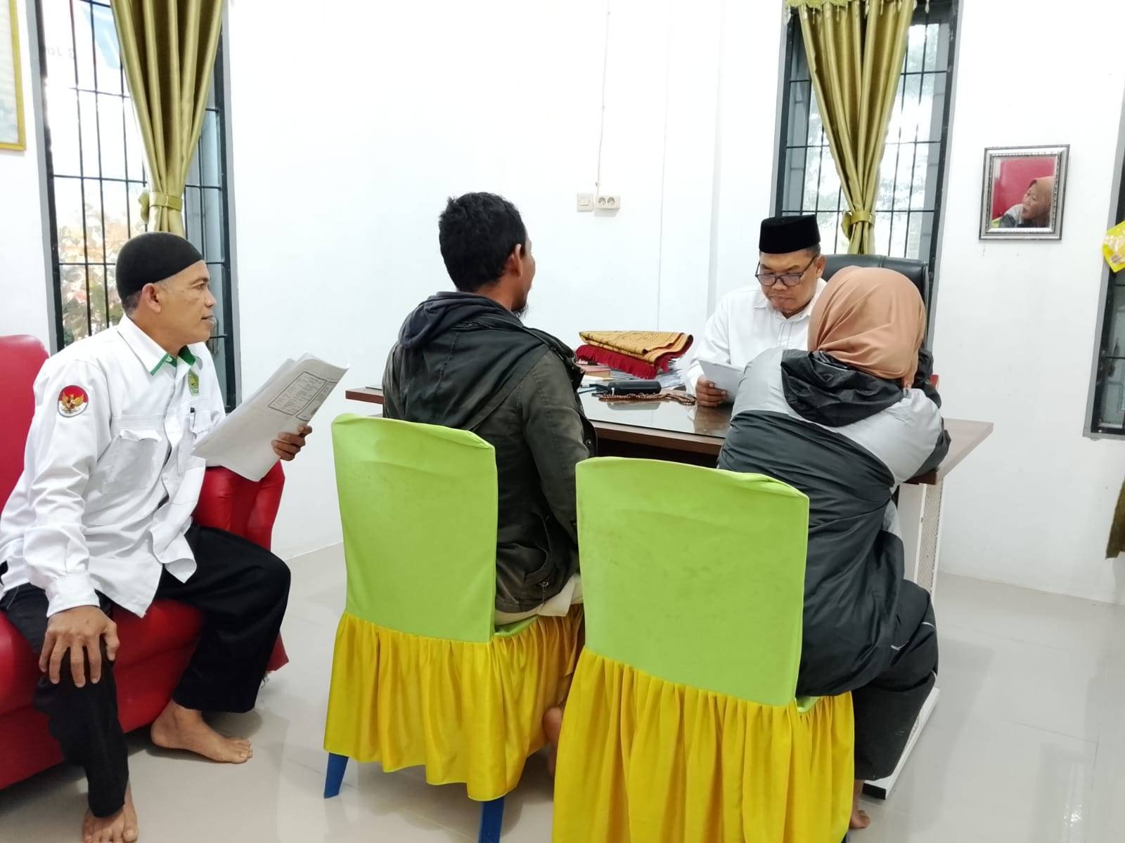 Pasangan Asal Desa Celawan Konsultasi Perwalian Nikah di KUA Pantai Cermin