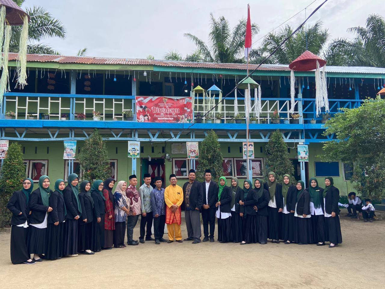 Ka KUA Bandar Pasir Mandoge Pembina Upacara Hari Guru Nasional 2025 di MIS Ceria Al-Fattah