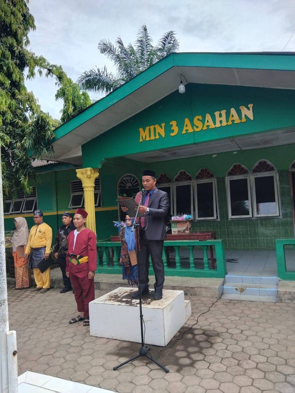 Peringatan Hari Guru Nasional KUA Pulau Rakyat Turut Serta Upacara di MIN 3 Asahan