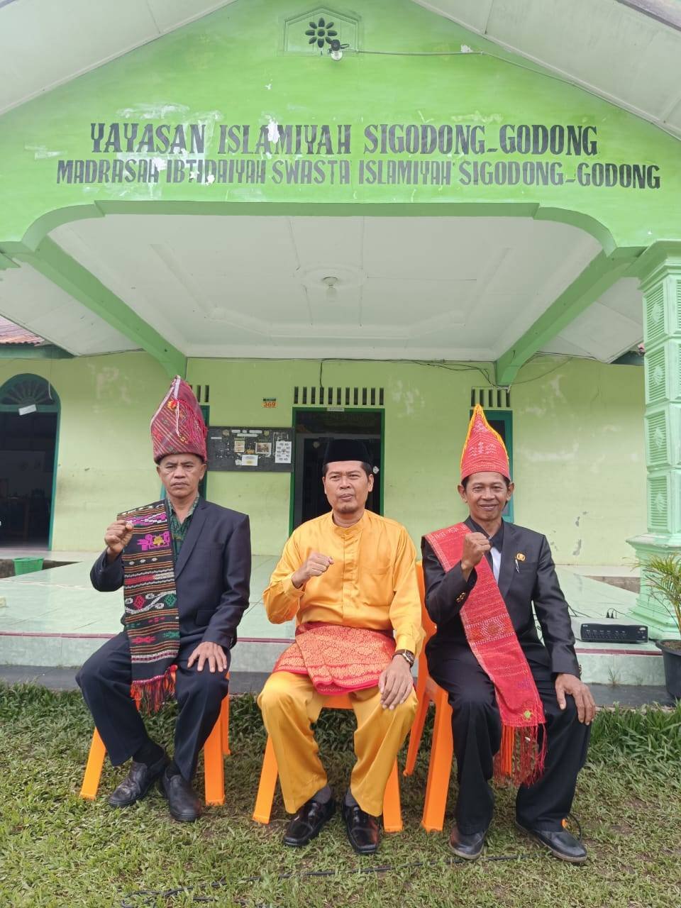 Staf KUA Bandar Pulau Meramaikan Perayaan Hari Guru di Madrasah Islamiyah Sigodong-godong, Kepala KUA Bertindak sebagai Pembina Upacara