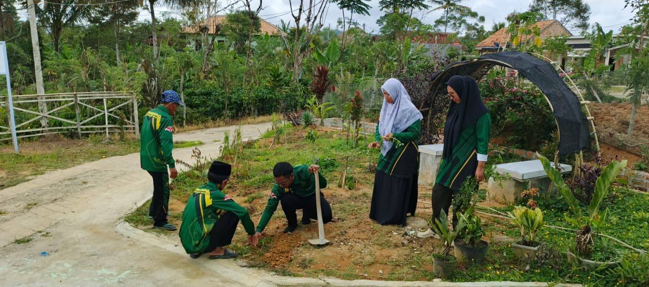 KUA Air Hitam Gelar Gerakan Penanaman Pohon dalam Peringatan Hari Menanam Pohon Indonesia