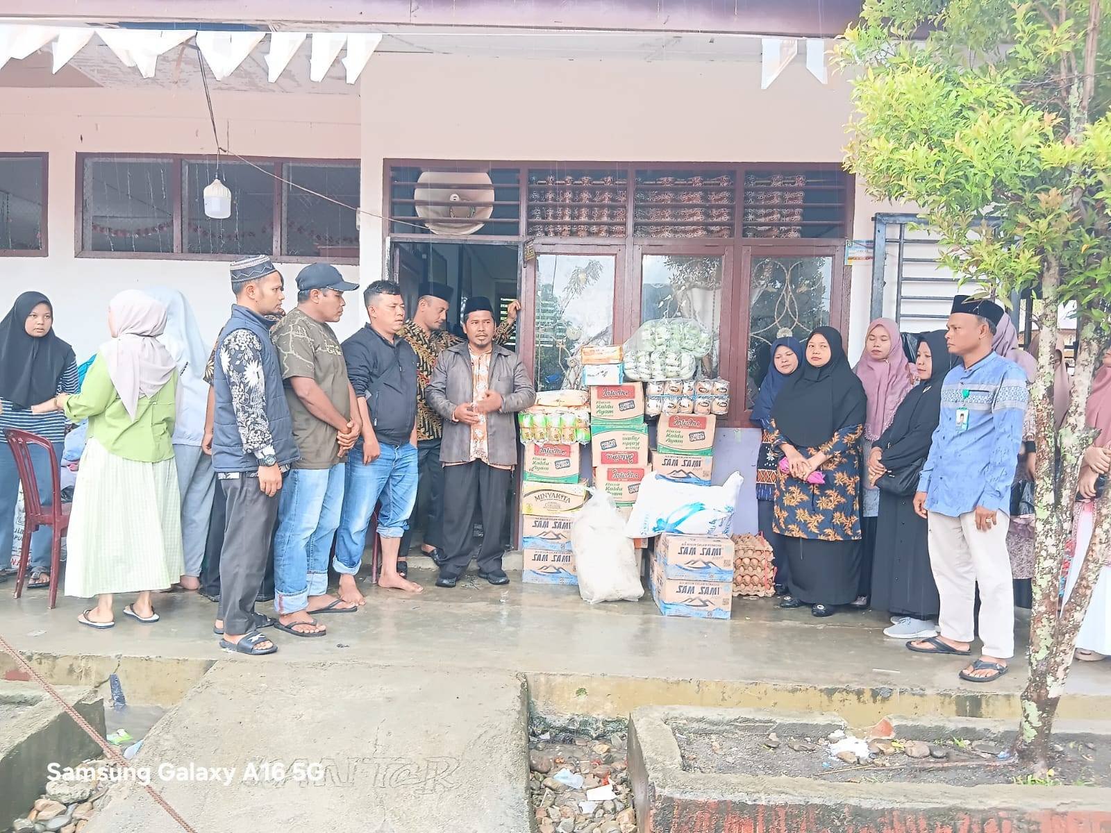 KUA Siabu Salurkan Bantuan ke Korban Banjir Muara Batang Angkola, Wujud Kepedulian Keluarga Besar