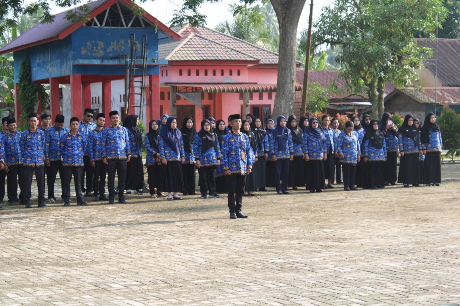 Semarak HUT Korpri 2025: KUA Sei Kepayang Hadir pada Upacara di Lapangan Kantor Camat