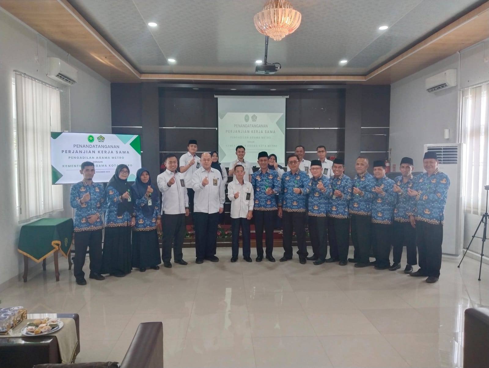 Kepala KUA Se Kota  Metro Hadiri Penandatanganan Kerja Sama Strategis