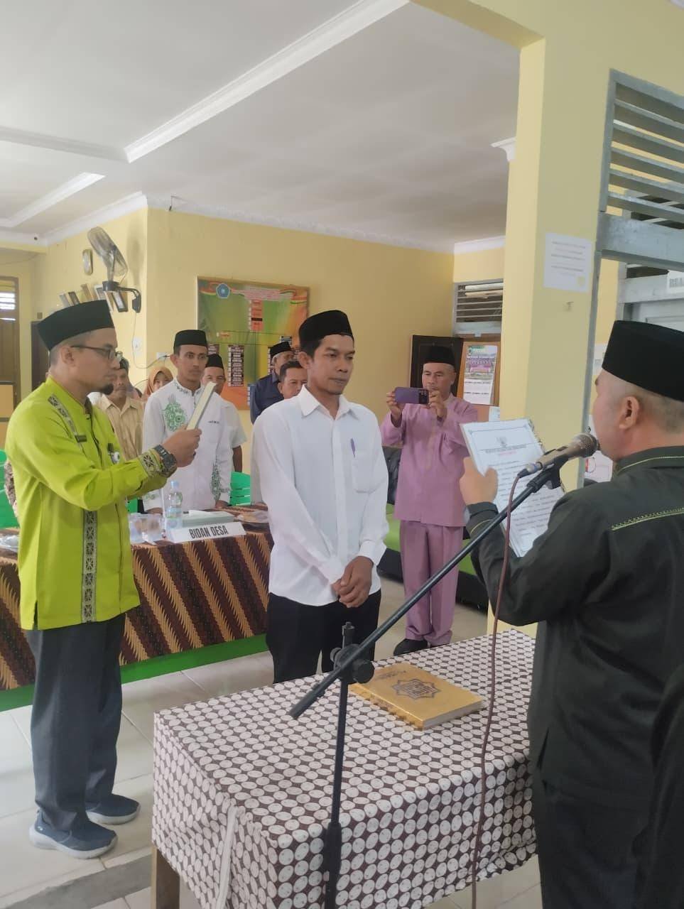 KUA Sentajo Raya Pimpin Pengambilan Sumpah PAW BPD Desa Geringging Baru