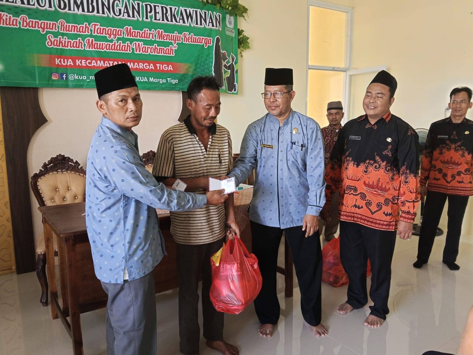 KUA Marga Tiga Salurkan Bantuan Sosial ASN