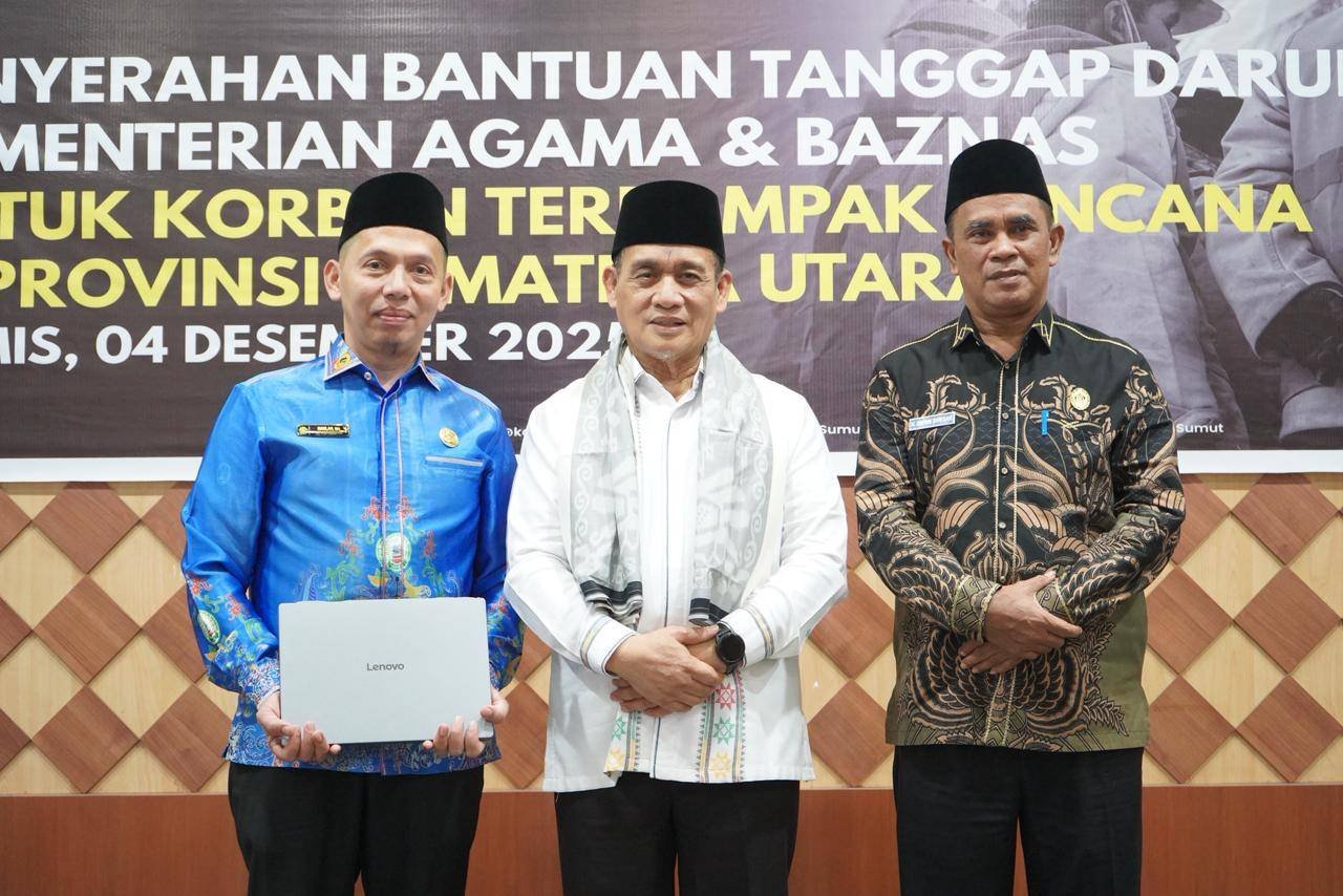 Dedikasi Tanpa Batas, Wamenag Apresiasi Kepala KUA Medan Perjuangan dengan Hadiah Laptop