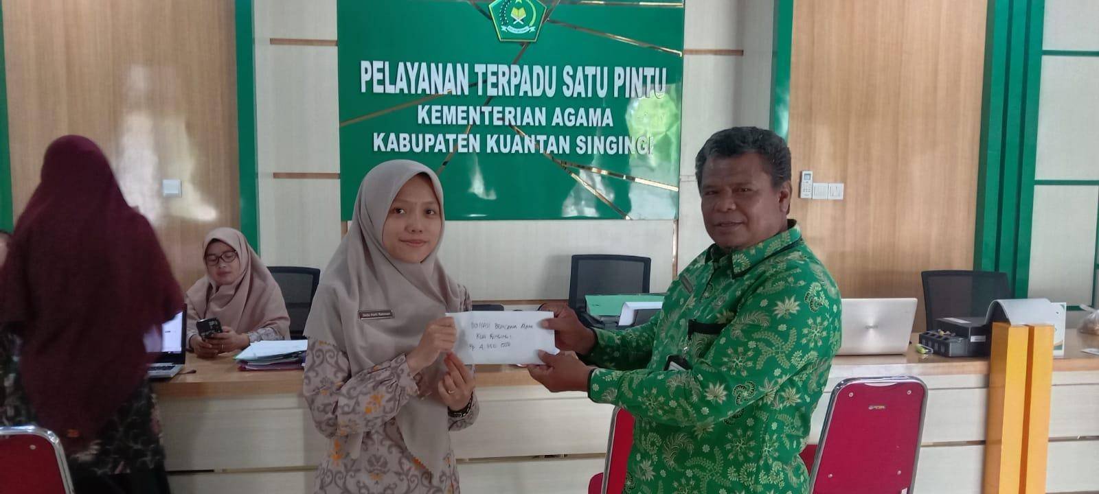 KUA Singingi Salurkan Donasi untuk Korban Bencana Alam di Sumatera Utara, Aceh, dan Sumatera Barat