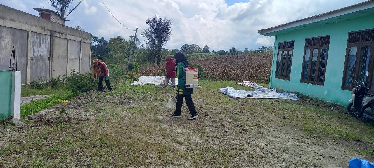 Jajaran KUA Sitinjo Kompak Lakukan Penyemprotan dan Penataan Halaman Kantor