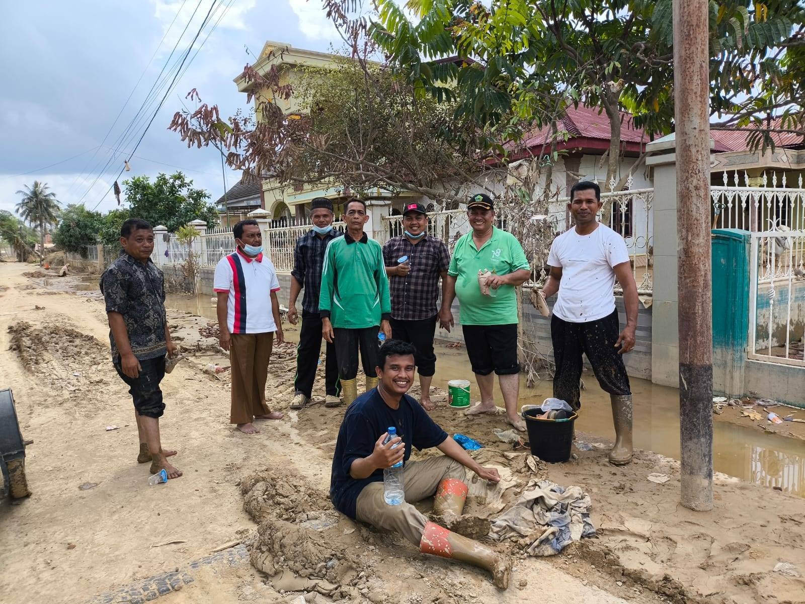 Pasca Banjir Aceh Tamiang APRI Aceh Timur Gotong Royong Bersihkan Rumah KaKanKemenag