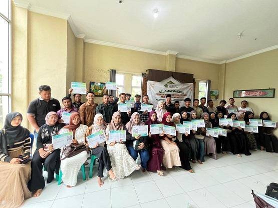 Penghulu KUA Pinggir Serahakan Sertifikat Bimwin Angkatan XIII  tahun 2025 