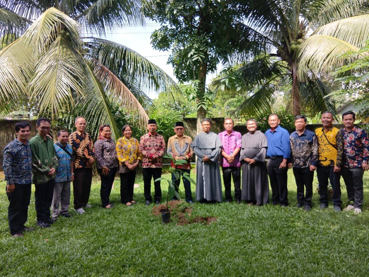 Ka. KUA Pancur Batu Dampingi Kakan Kemenag Deli Serdang pada Implementasi Ekoteologi
