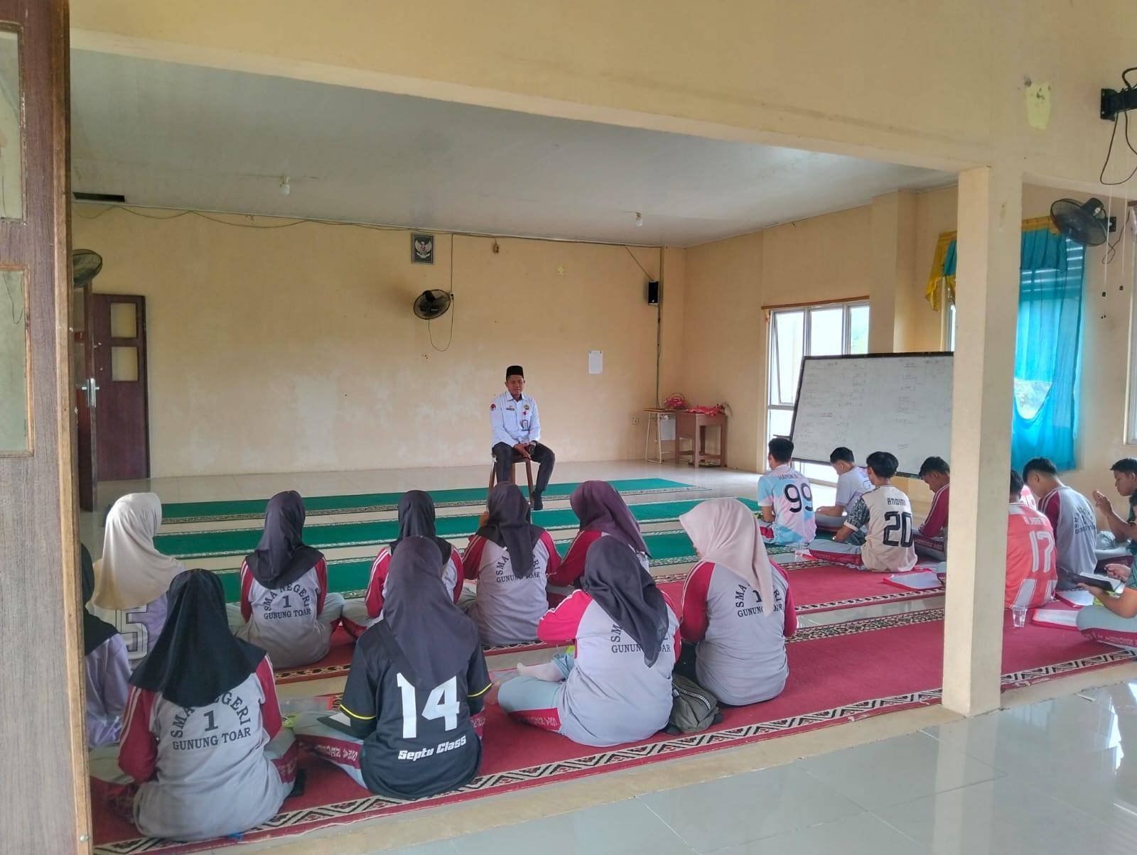 KUA Gunung Toar Gelar Bimbingan Remaja Usia Sekolah (BRUS) di SMAN 1 Gunung Toar
