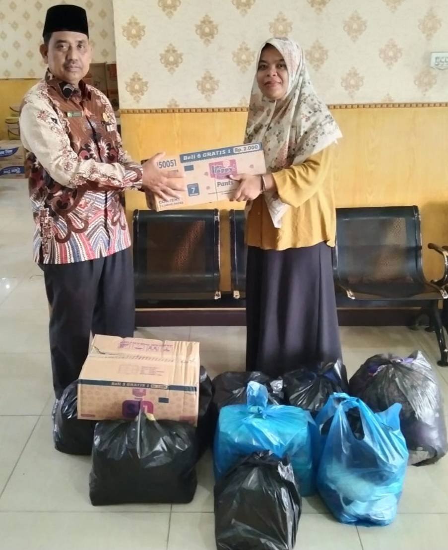 Bentuk Kepedulian, Kepala KUA Medan Labuhan Serahkan Bantuan Untuk Korban Bencana