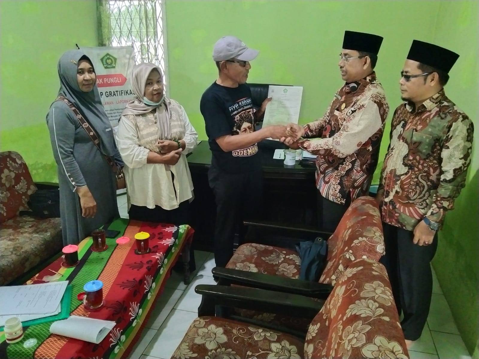 Kepala KUA Medan Labuhan serahkan e-AIW kepada Nazir Wakaf Keluarga Nachoda Sulaiman