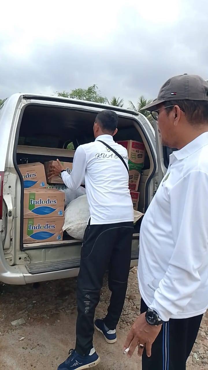 Ka KUA Silinda dan PAI Menerima Donasi BKMT Untuk Disalurkan Kepada Masyarakat Yang Terdampak Bencana Banjir