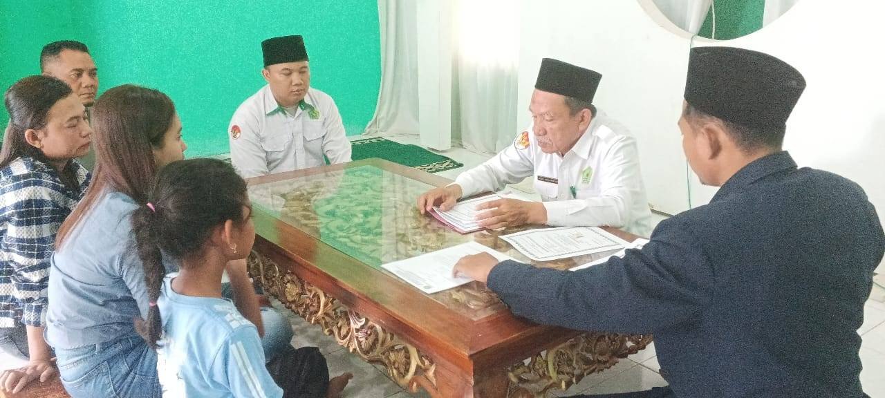 Menapaki Cahaya Islam, KUA Blambangan Umpu Dampingi Ikrar Syahadat Dua Mualaf