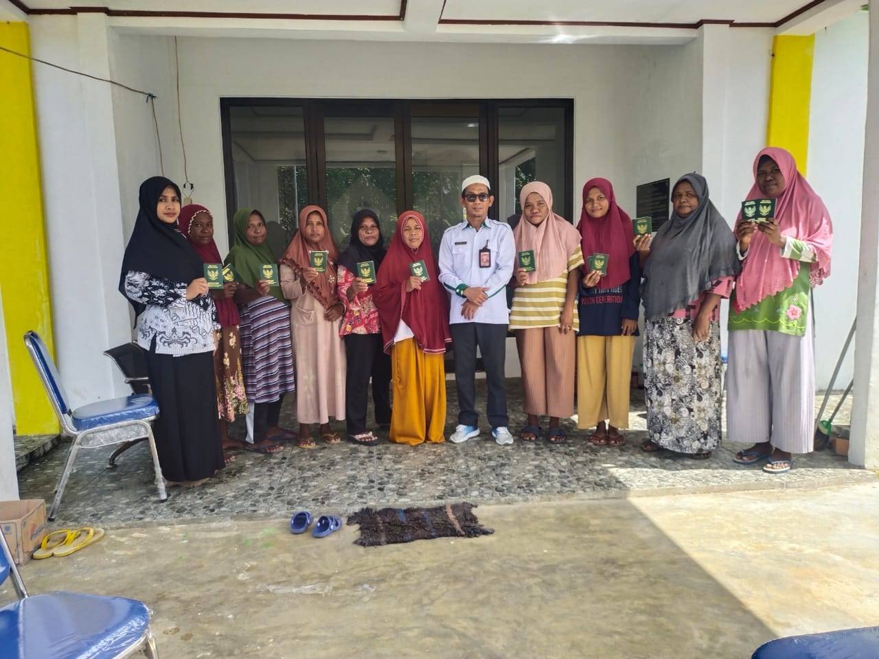Kepala KUA Distrik Salawati Selatan Wahyuddin, S.Ag,.M.Pd Menyerahkan Buku Nikah Hasil Istbat Nikah