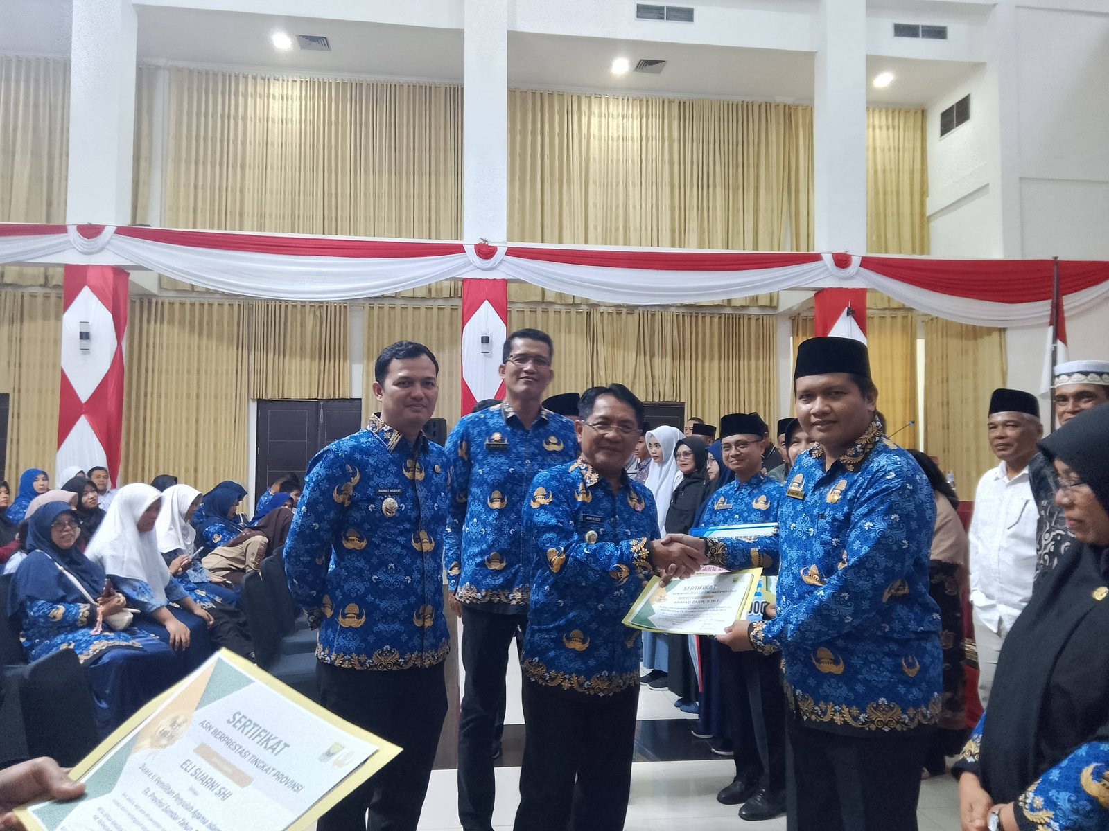 Raih Juara 1 Musabaqah Qira’atul Kutub Tingkat Provinsi, Penghulu Ahmad Zakiy Terima Penghargaan dari Pemkab Padang Pariaman