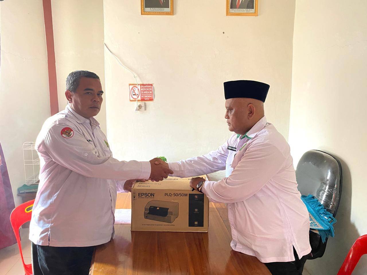 Bimas Islam Kemenag Labusel Serahkan Printer Pada KUA Silangkitang