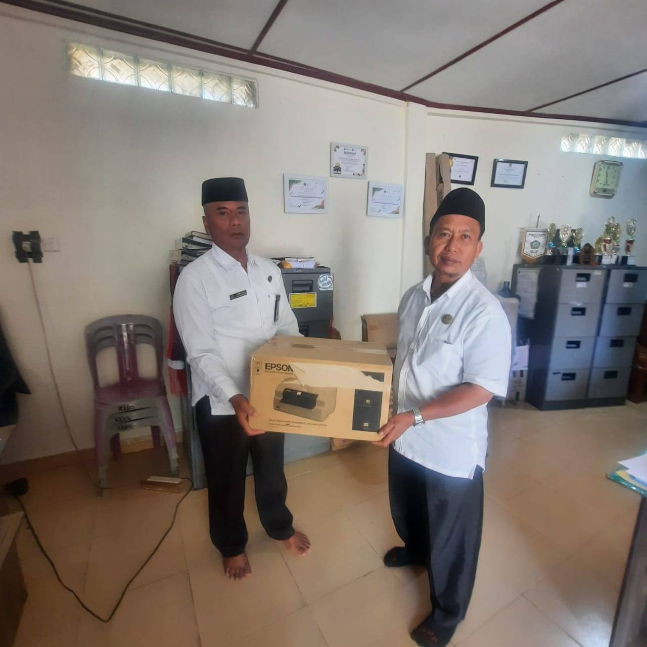 Kualitas Layanan KUA di Tobasa Ditingkatkan: Kasi Bimas Islam Serahkan Bantuan Printer Passbook PLQ Khusus Cetak Buku Nikah