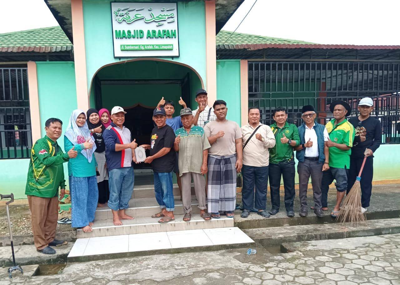 KUA Kecamatan Lima Puluh Gelar Gotong Royong di Masjid Arafah, Serahkan Al-Qur’an dan Alat Kebersihan