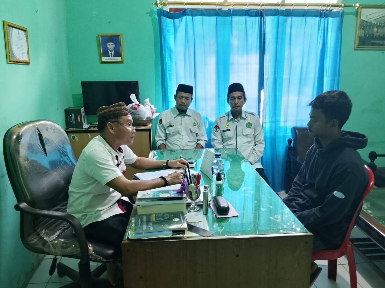 Kepala KUA Baradatu Bimbing Ikrar Masuk Islam: Istiqomah Belajar