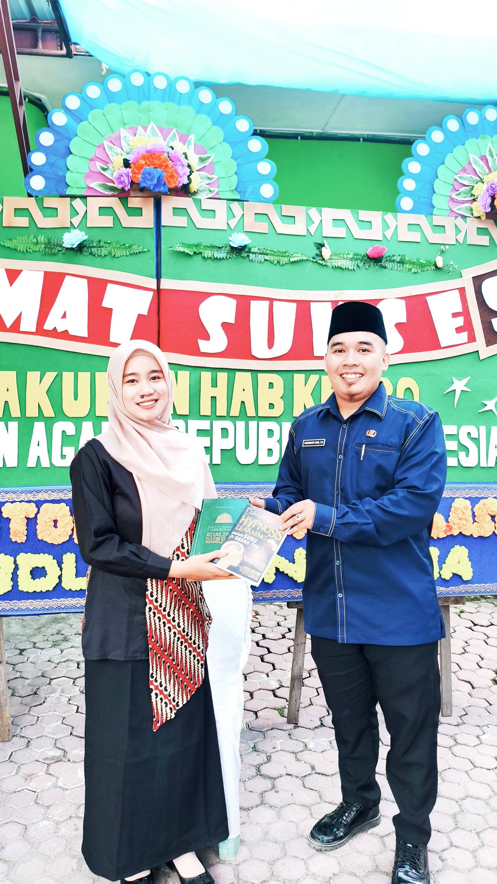 Dukung Literasi Keagamaan, KUA Sei Kepayang Sumbangkan Buku ke Perpustakaan Masjid Nurul Huda Kec. Meranti