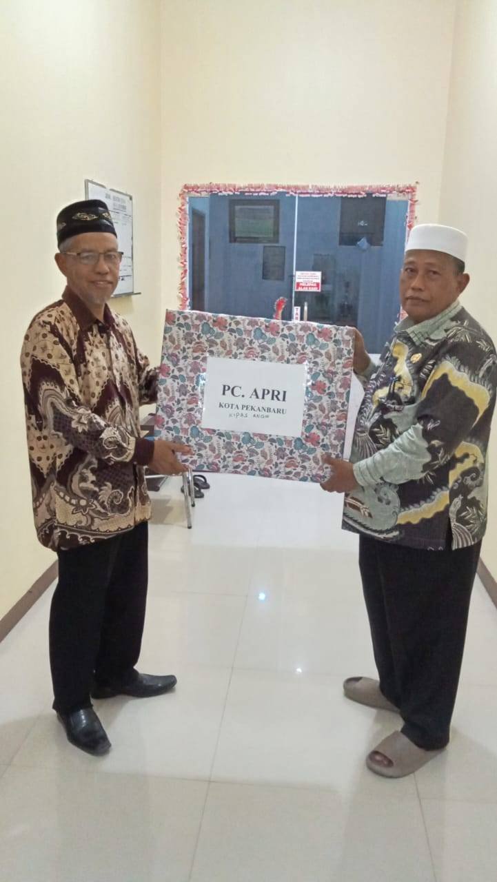 PC. APRI Kota Pekanbaru Sumbang 1 Buah Kipas Angin