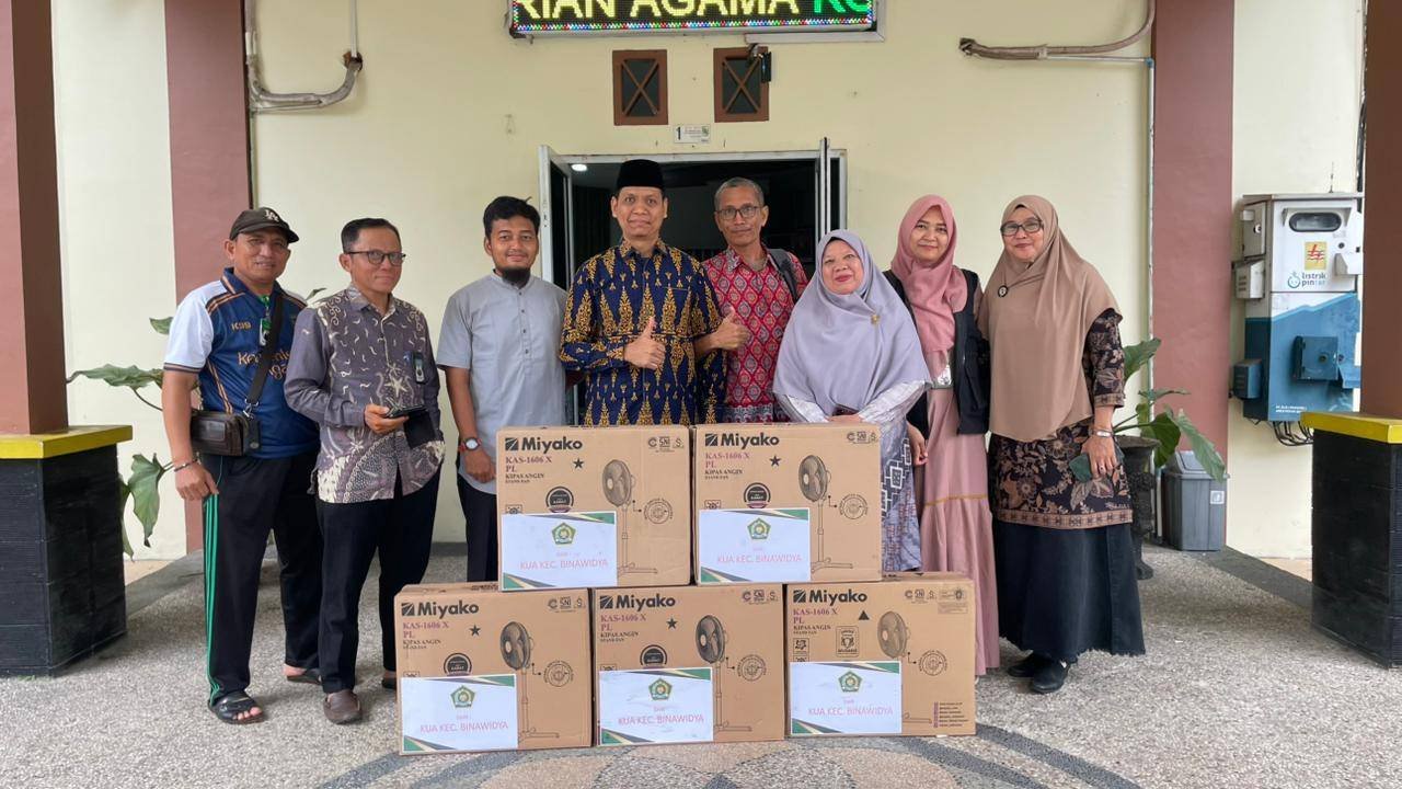 Support Kegiatan Jalan Sehat Kerukunan, KUA Binawidya Sumbang 5 Buah Kipas Angin