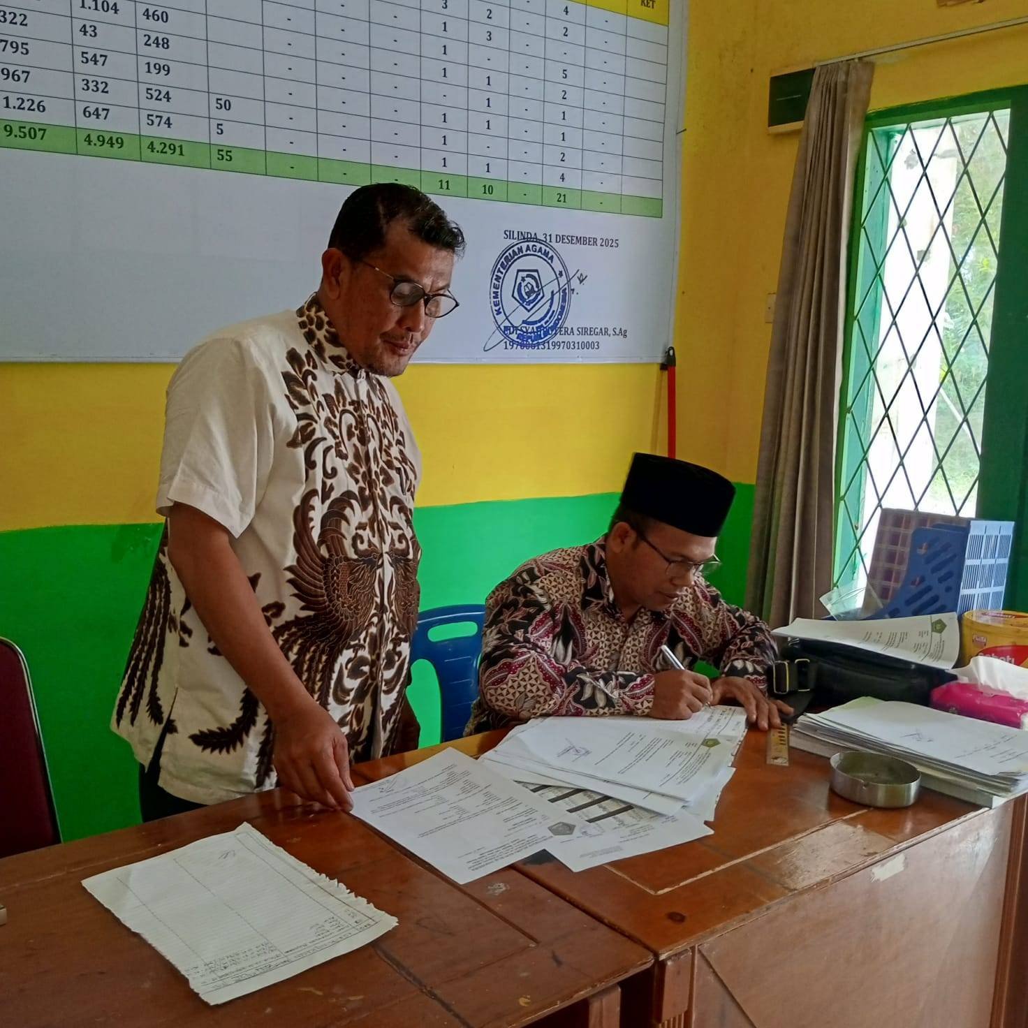 Ka KUA Silinda Melakukan Pengawasan Dokumen Persuratan sebagai Urat Nadi Kearsipan