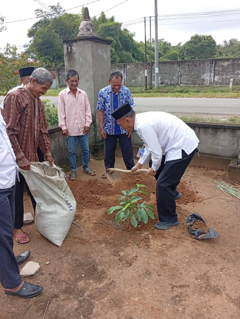 KUA Batanghari Nuban Tanam Pohon, Hidupkan Ekoteologi Lintas Iman