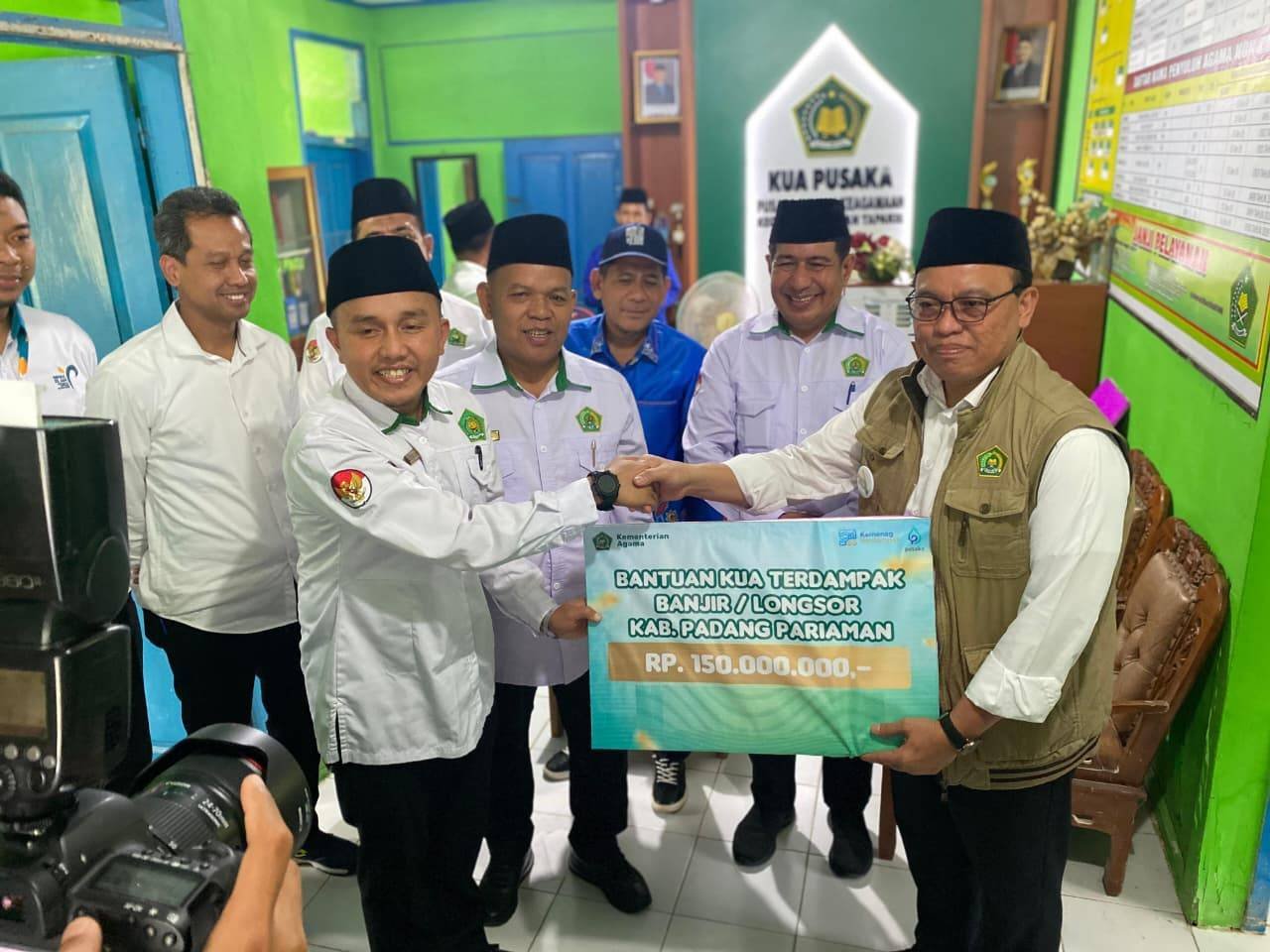 Direktur Bina KUA Kemenag RI Serahkan Bantuan untuk KUA dan Penghulu Terdampak Banjir di Sumbar