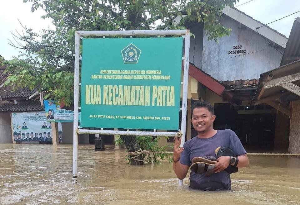 Banjir Terjang KUA Patia Pandeglang, Kepala KUA Bersama Penghulu dan Staf Berjibaku Selamatkan Arsip Negara