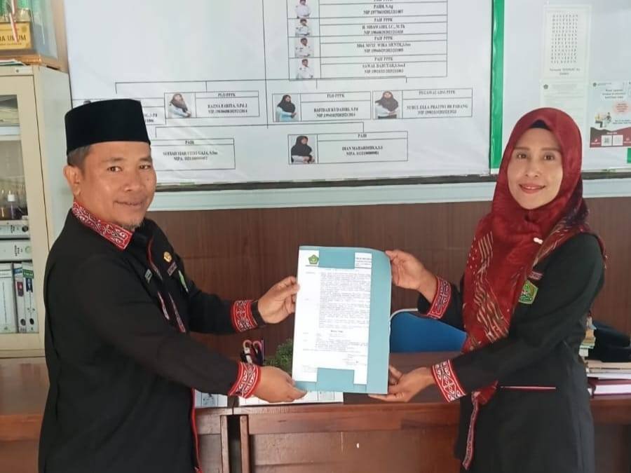 Optimalkan Peran Penyuluh, Ka. KUA Sidikalang Serahkan SK Tugas Tambahan Majelis Taklim