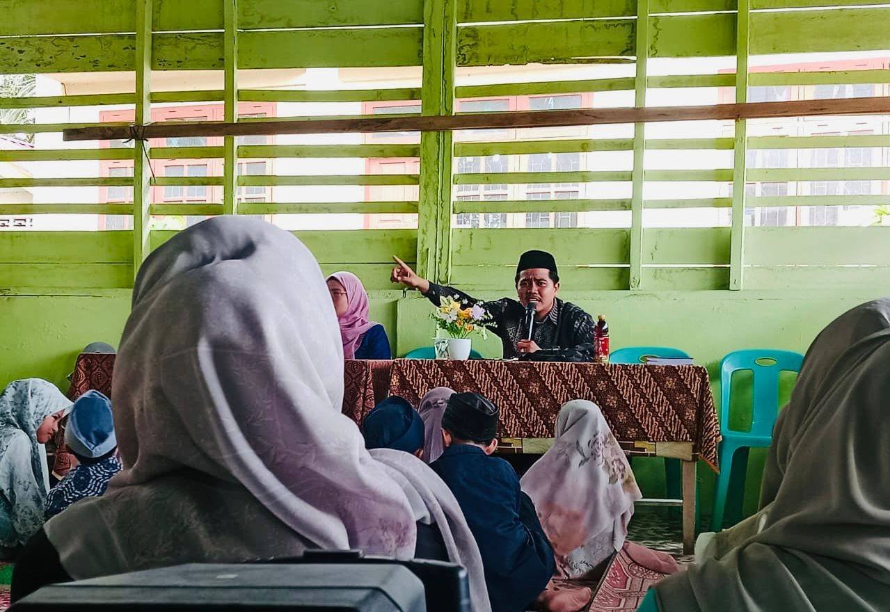Hikmah Isra Mi’raj, CPNS Penghulu KUA Lolofitu Moi Sapa Jamaah Almuslimat Sirombu