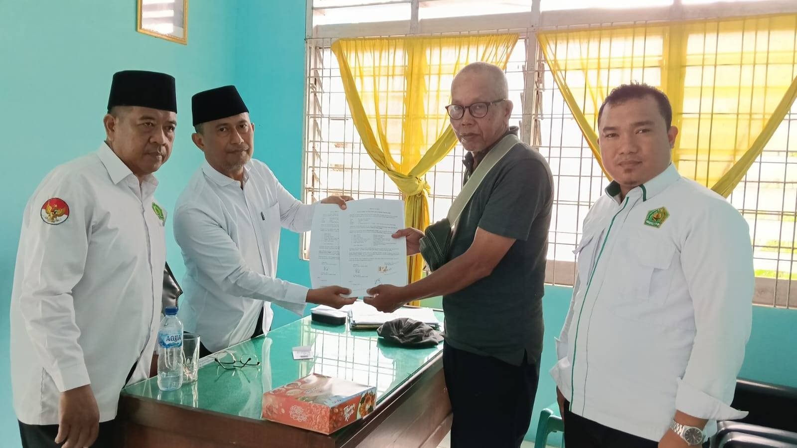 Ka. KUA Pancur Batu Serahkan Dokumen Akta Ikrar Wakaf untuk Pengembangan Masjid Nurul Iman