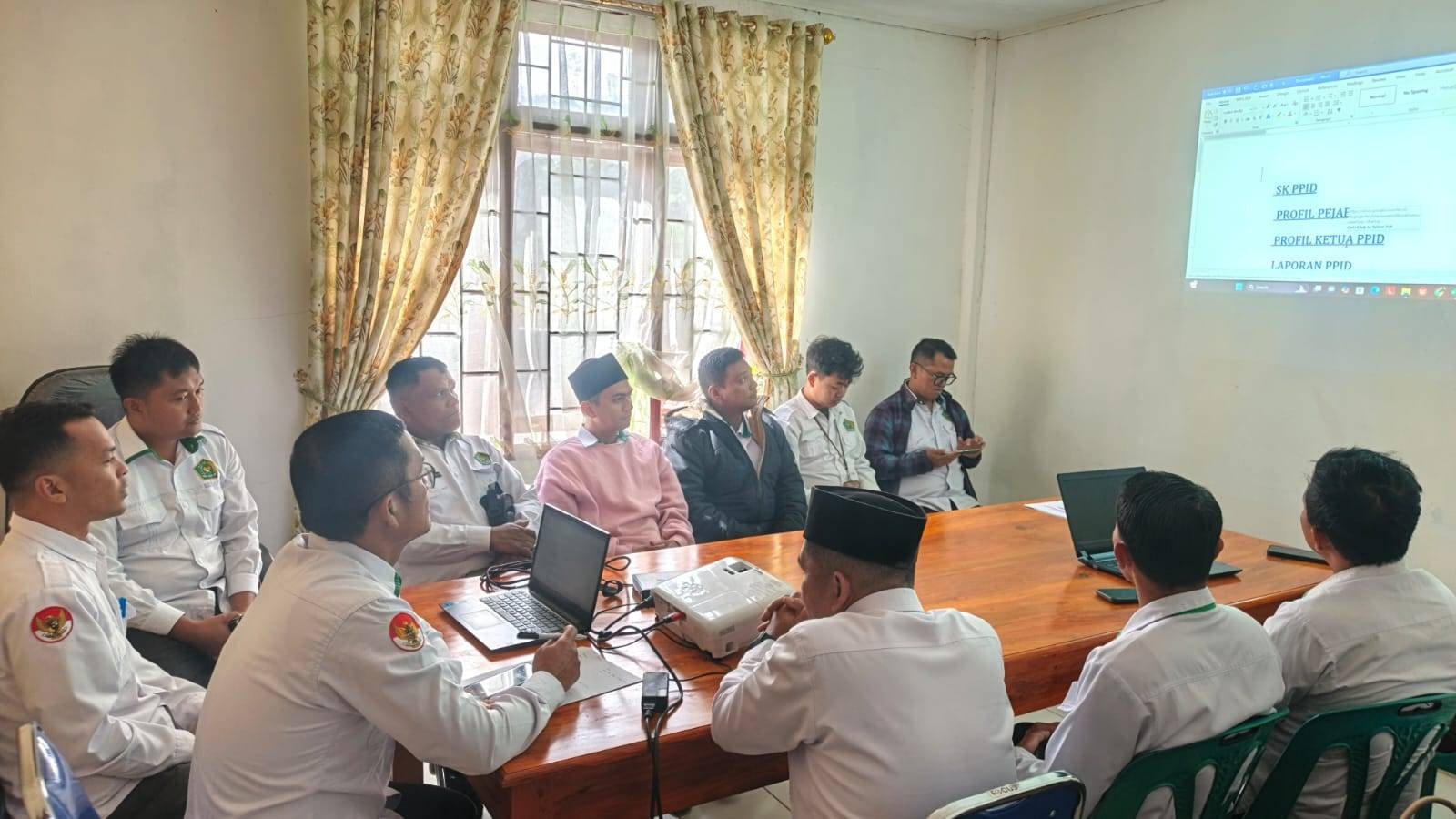 Penghulu Ahli Pertama KUA Doloksanggul Mewakili KUA Dalam Sosialisasi PPID dan Kehumasan